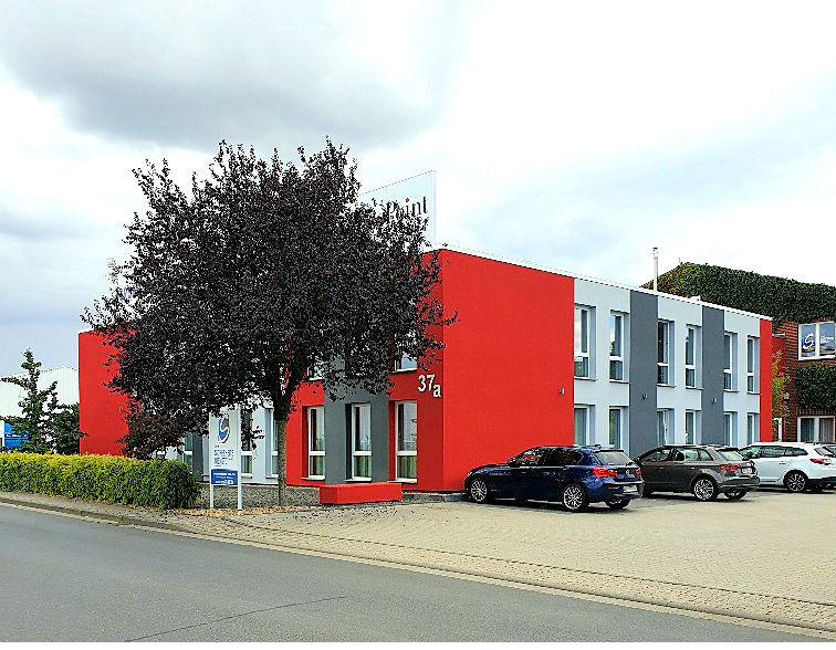 Bürogebäude in Rot und Grau, Hausnummer 37a, von der Straße aus